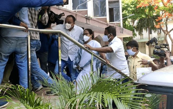 नारदा स्टिंग केस में गिरफ्तार मदन मित्रा और शोभन चटर्जी को सांस लेने में दिक्कत, SSKM अस्पताल में भर्ती नारदा स्टिंग केस में गिरफ्तार मदन मित्रा और शोभन चटर्जी को सांस लेने में दिक्कत, SSKM अस्पताल में भर्ती