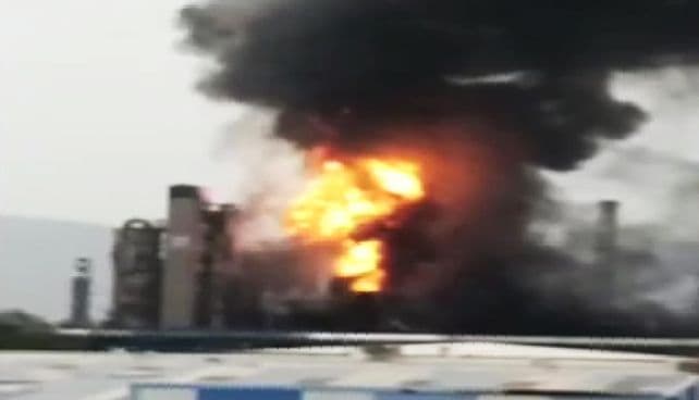 HPCL के विशाखापत्तनम रिफाइनरी प्लांट में लगी भीषण आग, दमकल की कई गाड़ियां मौके पर पहुंची, कोई हताहत नहीं