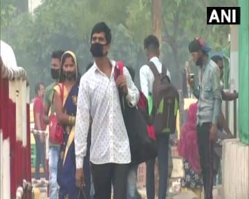 अनलॉक के बाद दिल्ली लौटने लगे हैं प्रवासी मजदूर, कहा- फैक्ट्रियां खुलने के बाद अब काम पर लौटने की बारी