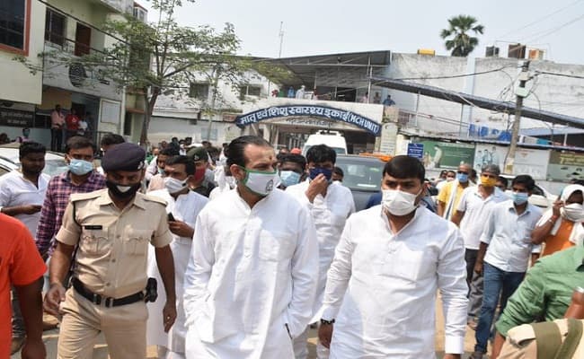 स्वास्थ्य व्यवस्था का हाल जानने हाजीपुर अस्पताल पहुंचे तेजप्रताप, सरकार पर साधा निशाना, पर हो गयी यह चूक…