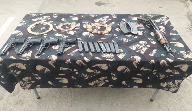 कश्मीर में दो AK-56, 10 पिस्तौल और भारी मात्रा में हथियार और गोला-बारूद बरामद, आतंकियों के दो सहयोगी गिरफ्तार