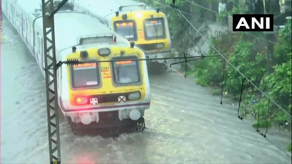 महाराष्ट्र पहुंचा मॉनसून, भारी बारिश के कारण मुंबई सहित कई शहरों में भर गया पानी, जानें कहां-कहां हुई वर्षा