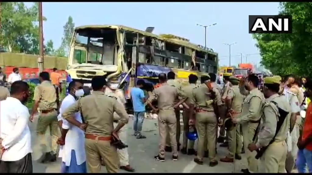 UP News : दिल्ली हाईवे पर पुलिस चेकिंग के दौरान भीषण हादसा, रोके गए पिकअप से टकरा कर बस पलटी, सिपाही समेत चार की मौत