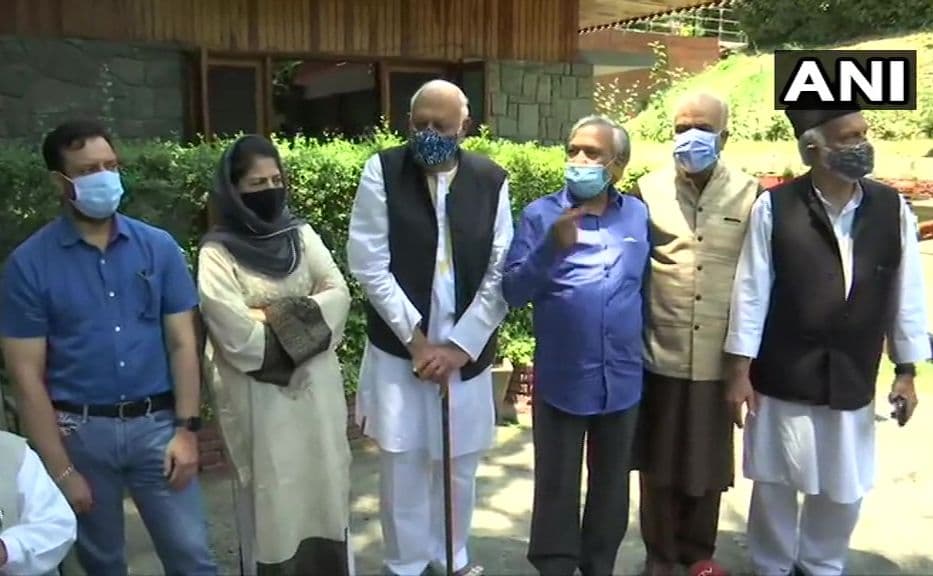 Mehbooba Mufti ने कहा पाकिस्तान को भी बातचीत के लिए बुलाया जाए, बीजेपी बोली पड़ोसी मुल्क की भाषा बोल रहीं