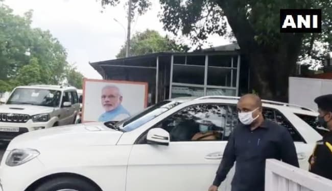 उपमुख्यमंत्री केशव प्रसाद मौर्य से करीब साढ़े चार साल बाद मुलाकात करने पहुंचे मुख्यमंत्री योगी आदित्यनाथ, सियासी पारा चढ़ा