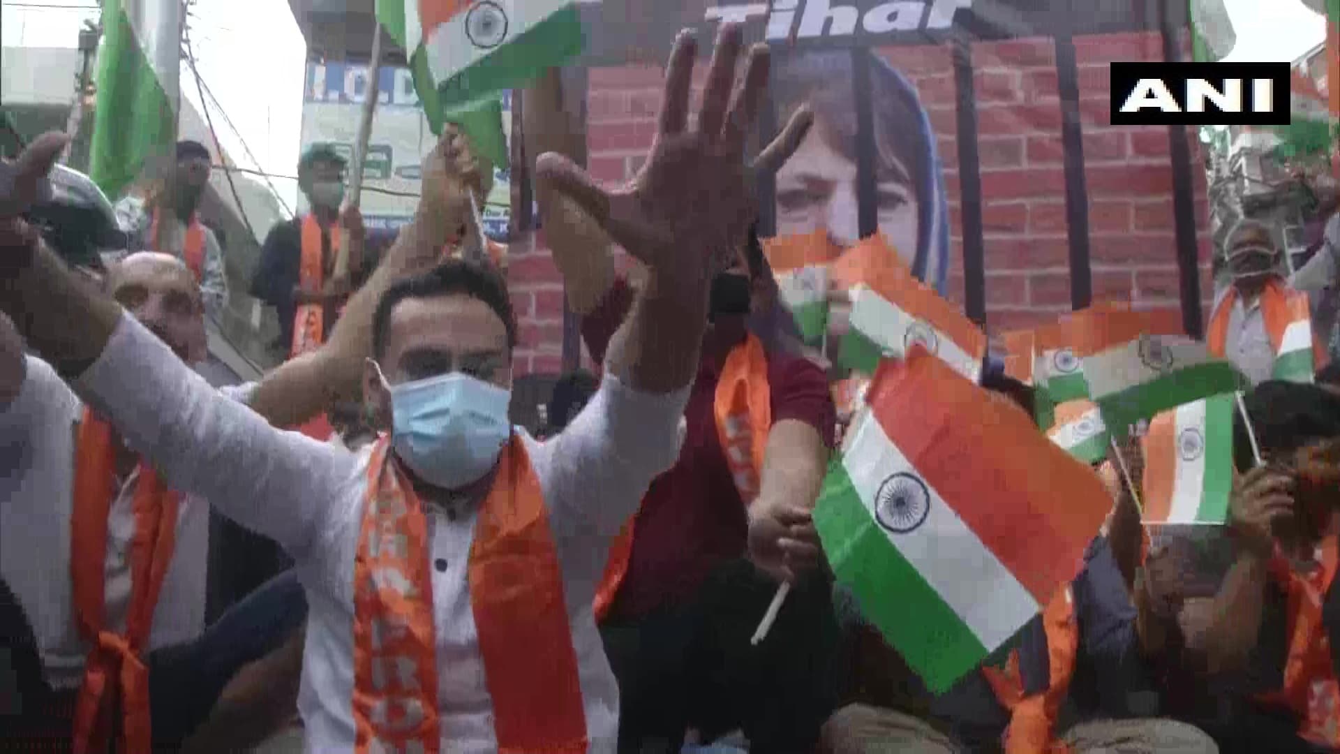 गुपकर के जवाब में खड़ा हुआ डोगरा फ्रंट, महबूबा के पाकिस्तान प्रेम पर तिरंगा लेकर घाटी में प्रदर्शन