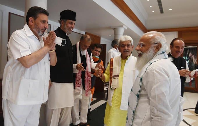 कश्मीरी नेताओं ने कहा-विश्वास के लिए जम्मू-कश्मीर को दें पूर्ण राज्य का दर्जा,पीएम मोदी ने बैठक में कहा-दिल की दूरी मिटाना जरूरी