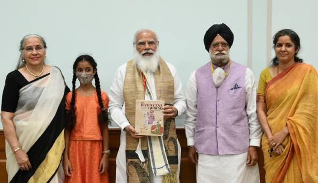 PM मोदी को भेंट की गयी केटीएस तुलसी की मां की लिखी पुस्तक 'द रामायण ऑफ श्री गुरु गोबिंद सिंह जी' की पहली प्रति