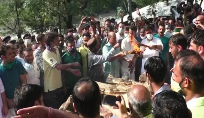 राजकीय सम्मान के साथ रामपुर बुशहर में हुआ पूर्व मुख्यमंत्री वीरभद्र सिंह का अंतिम संस्कार