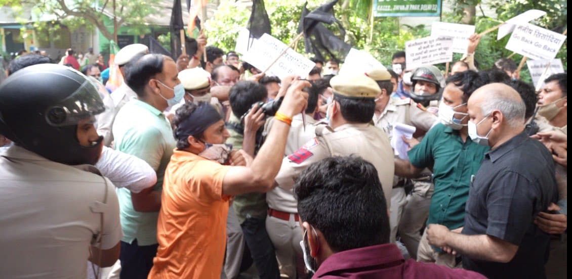 सिसोदिया का आरोप- भाजपा के लोगों ने मेरी कार पर किया हमला, बीजेपी का दावा- शिक्षकों का था आंदोलन