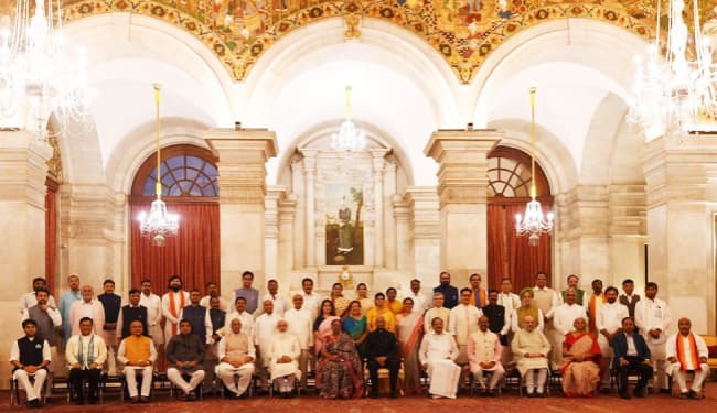 मोदी मंत्रिमंडल में सात महिलाओं ने ली शपथ, किसी ने नहीं की शादी, तो कोई पहली बार में ही बनी मंत्री