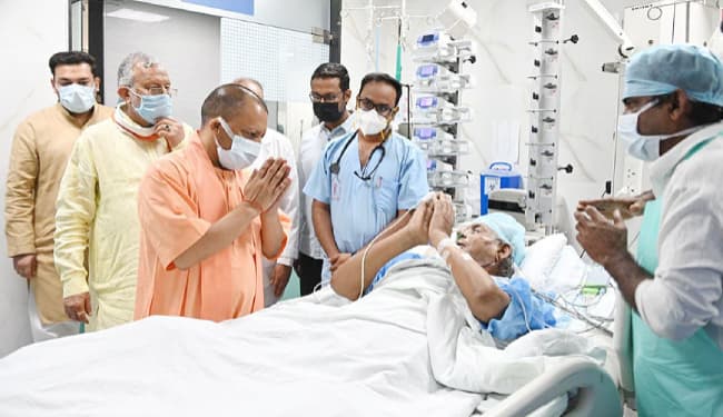 UP News: पूर्व मुख्यमंत्री कल्याण सिंह की हालत नाजुक, दिल्ली से लौटते ही CM योगी ने SGPGI पहुंचकर लिया हालचाल