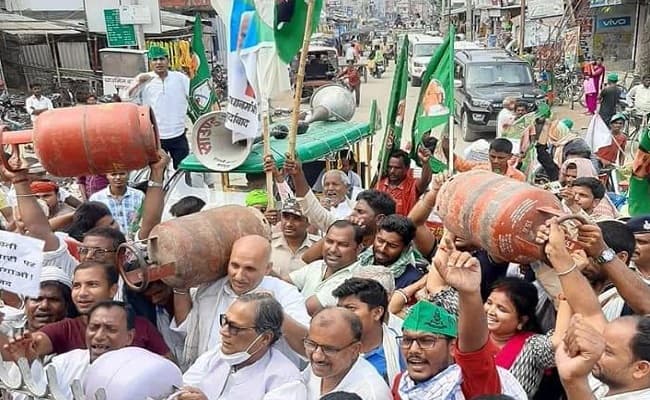 महंगाई के खिलाफ लगतार दूसरे दिन राजद का पूरे बिहार में आंदोलन, कार्यकर्ताओं संग सड़क पर उतरे तेजस्वी यादव