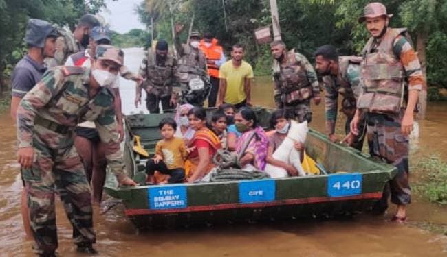 महाराष्ट्र में बाढ़ और भू-स्खलन के प्रभावितों के लिए एक माह का वेतन देंगे प्रदेश के बीजेपी विधायक
