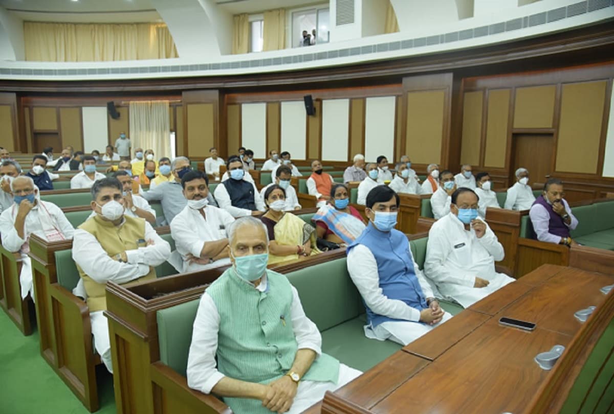 Bihar Vidhan Sabha: मानसून सत्र में विपक्ष का विरोध,काला मास्क और हेलमेट पहनकर  पहुंचे नेता, कार्यवाही स्थगित