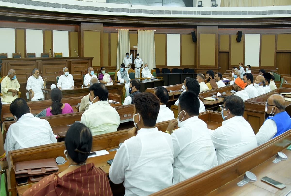 बिहार: अधिकारियों के ट्रांसफर-पोस्टिंग में विधायकों की भी चलेगी! नीतीश कुमार के सामने अफसरशाही की शिकायत