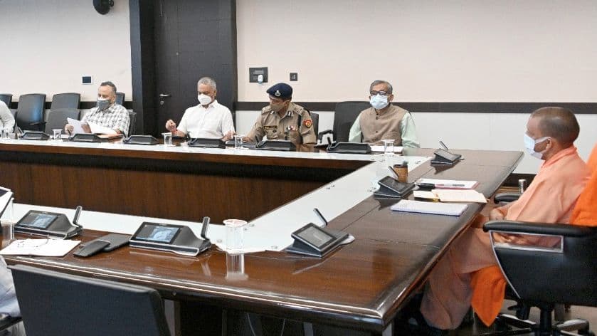 प्राइवेट स्कूल में एक साथ पढ़ रही है दो बहनें, तो एक की फीस होगी माफ, जानिए योगी सरकार के इस फैसले के बारे में