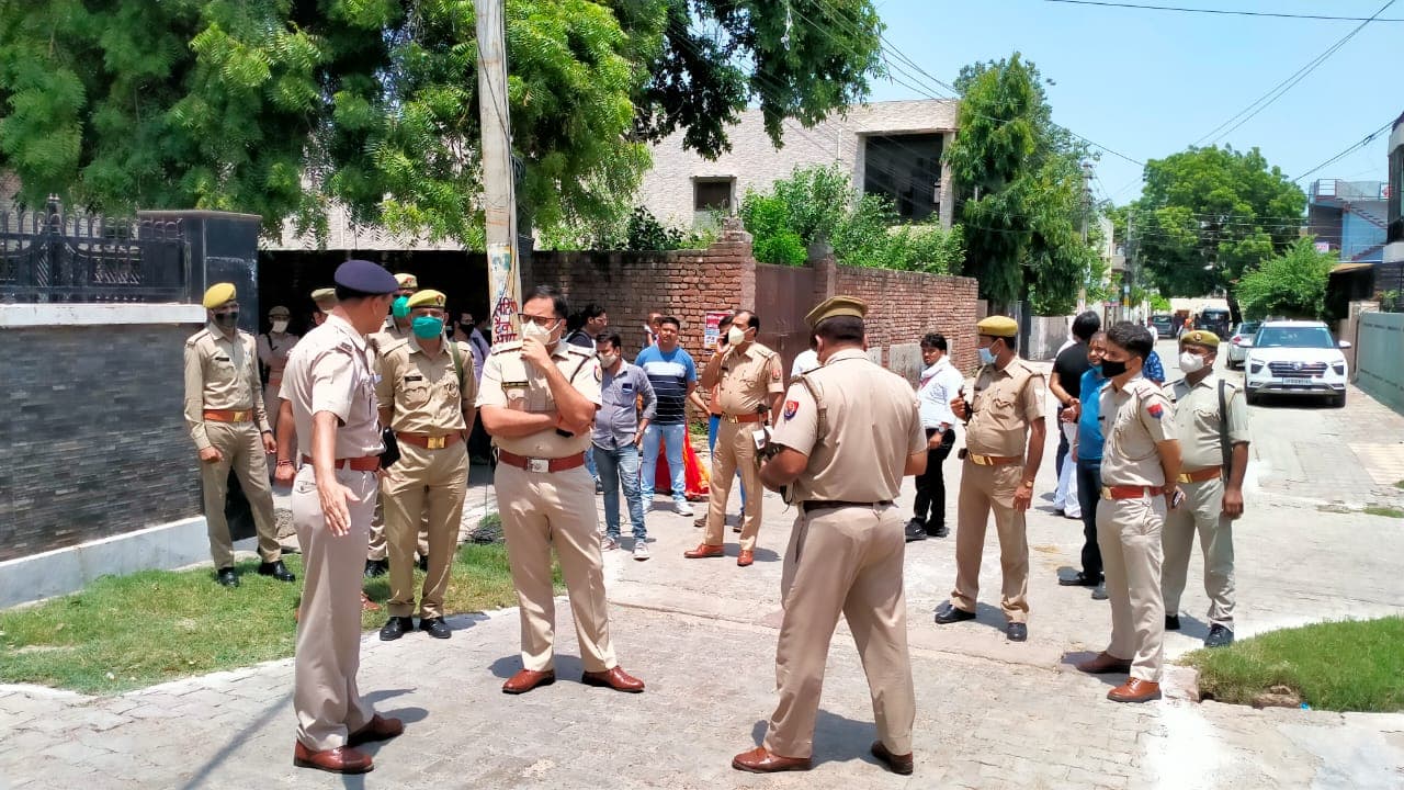 UP News : मथुरा में दिनदहाड़े लूट, पुलिस चौकी के नजदीक व्यापारी से लूटे एक करोड़ रुपये