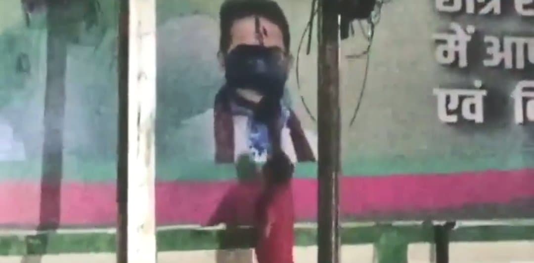 रात में पोता कालिख और सुबह पोस्टर से आउट हुए तेजप्रताप यादव, अब लालू-राबड़ी के साथ केवल तेजस्वी को जगह