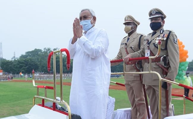 Bihar Live: बिहार में शान से लहरा रहा तिरंगा झंडा, यहां देखें प्रदेश में आजादी के जश्न की तसवीर