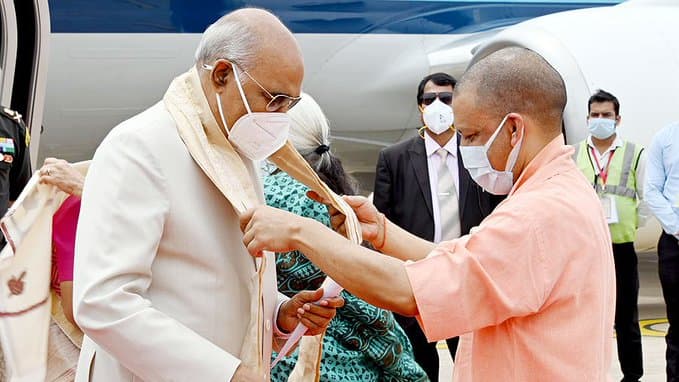 राष्ट्रपति रामनाथ कोविंद पहुंचे लखनऊ, एयरपोर्ट पर CM योगी और राज्यपाल ने किया स्वागत, जानें आज का पूरा शेड्यूल राष्ट्रपति रामनाथ कोविंद पहुंचे लखनऊ, एयरपोर्ट पर CM योगी और राज्यपाल ने किया स्वागत, जानें आज का पूरा शेड्यूल