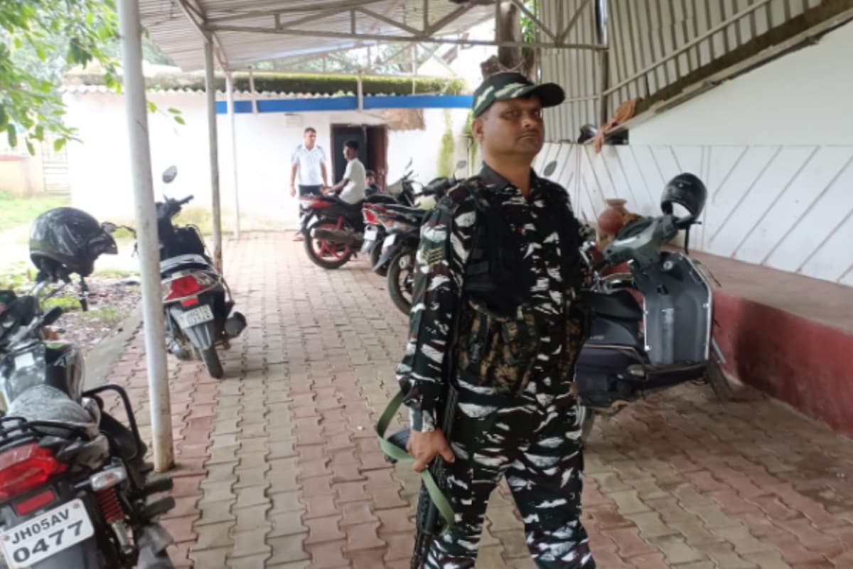 Liquor Scam: झारखंड में 32 ठिकानों पर ईडी की छापेमारी, वित्त मंत्री रामेश्वर उरांव के बेटे के घर पर भी रेड