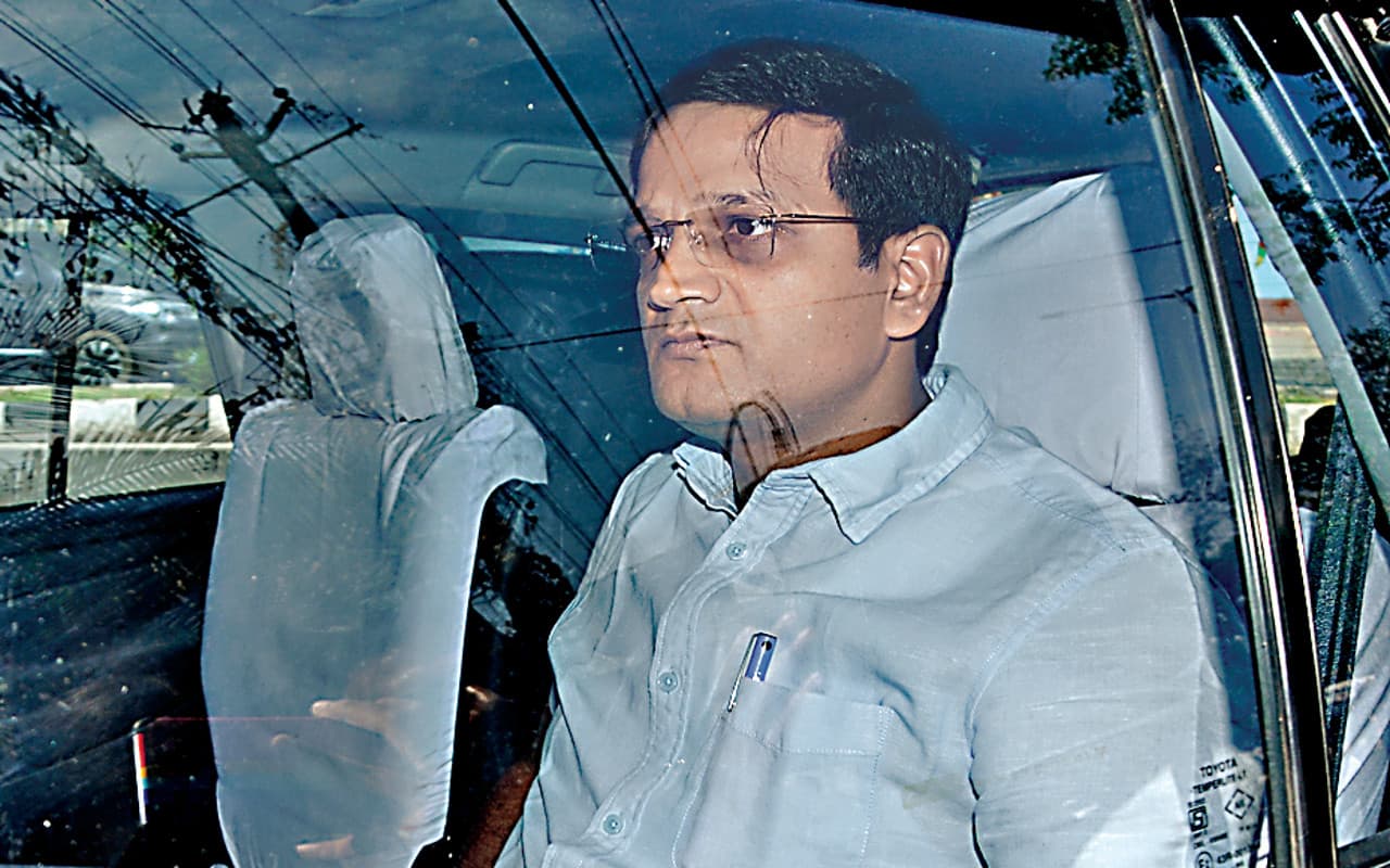 ईडी ने रांची के पूर्व डीसी छवि रंजन से करीब 10 घंटे की पूछताछ, CM के प्रेस सलाहकार के PPS के यहां भी पड़ा छापा