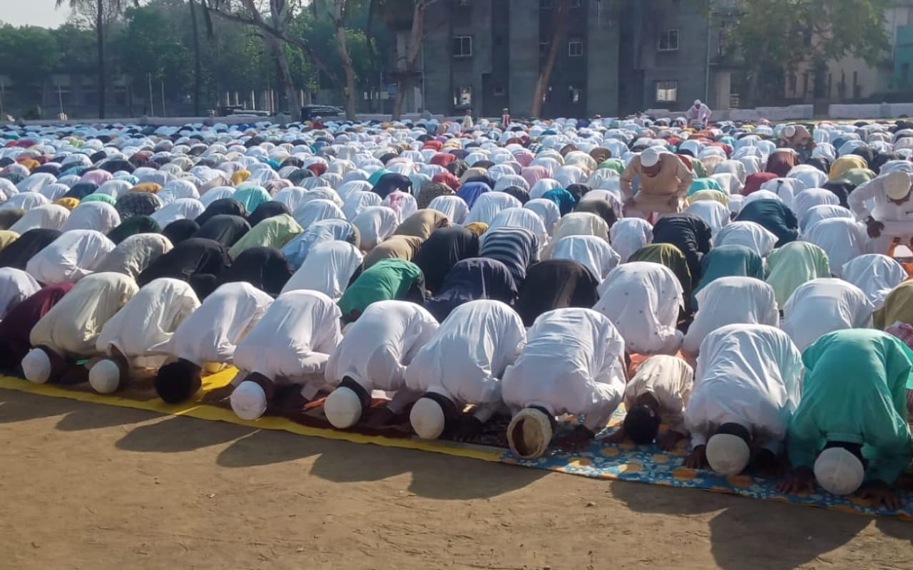 Eid-ul-Fitr 2023: चाईबासा में अकीदत और एहतराम के साथ मनाया गया ईद, लोगों ने शांतिपूर्ण तरीके से अदा की नमाज