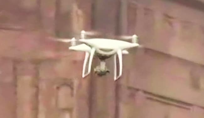 COVID-19: प्रतिबंधित क्षेत्रों में दिल्ली पुलिस ने शुरू की ड्रोन से निगरानी