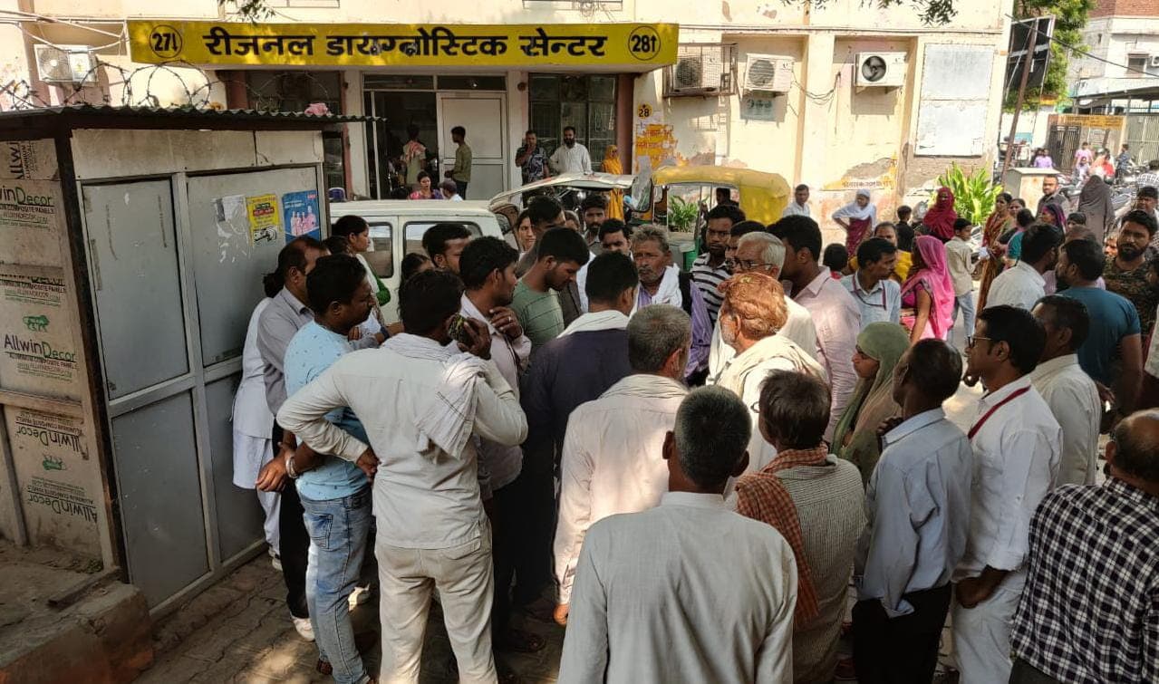 AGRA : सफाई कर्मचारी की मौत के बाद परिजनों ने जिला अस्पताल में आर्थिक मदद को लेकर किया हंगामा