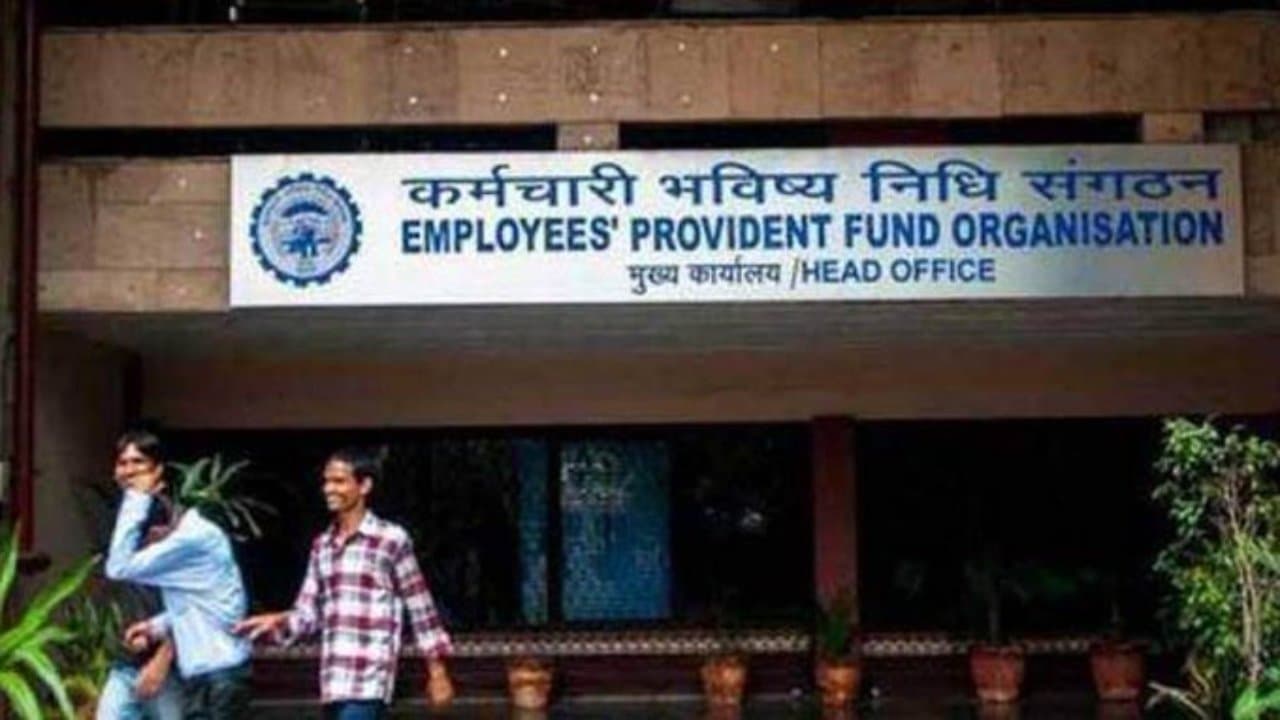 EPFO: अचानक पड़ी रुपये की जरूरत, पीएफ से पैसा निकालना है संभव, घर बैठे होगा काम