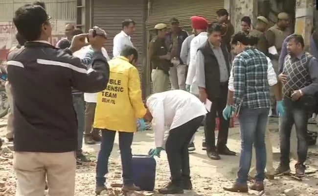 दिल्ली हिंसा LIVE: अब तक 39 की मौत, ताहिर हुसैन के घर पहुंची क्राइम ब्रांच और फॉरेंसिक की टीम