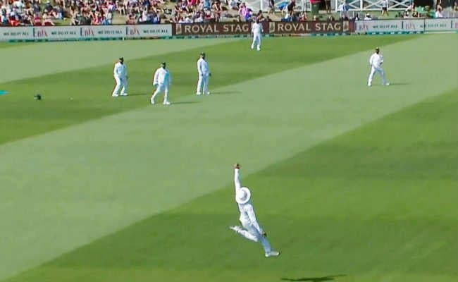 Ind vs NZ: 'सुपरमैन' रवींद्र जडेजा का ये अद्भुत कैच देख दुनिया हुई हैरान, देखें वीडियो