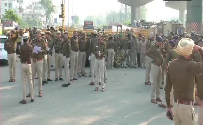 शाहीन बाग में भारी पुलिस बल तैनात, धारा 144 लागू, CAA  के खिलाफ यहां ढाई महीने से  जारी है प्रदर्शन