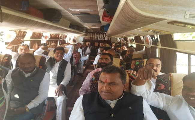 जयपुर पहुंचे कांग्रेस विधायकों का दावा : कमलनाथ सरकार पांच साल पूरे करेगी,हम सब साथ हैं