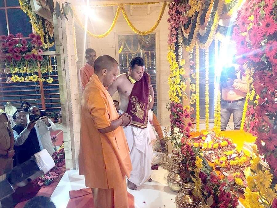 अयोध्याः अस्थायी मंदिर में शिफ्ट हुए रामलला, CM योगी ने कराया विराजमान