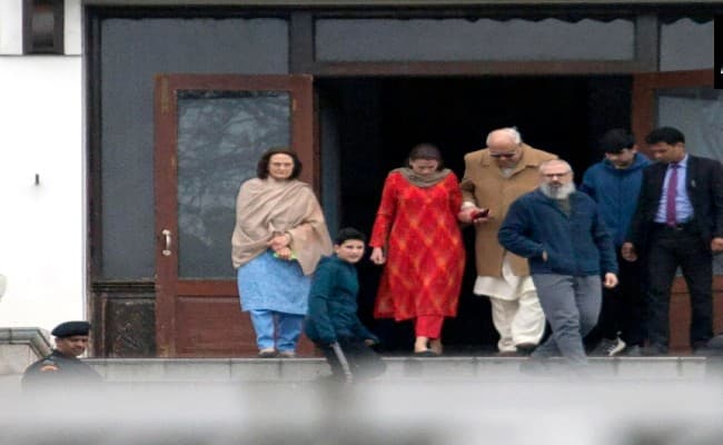 हिरासत में बंद बेटे उमर से मिलने पहुंचे फारूख अब्दुल्ला, मिलकर हुए भावुक