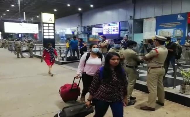 Coronavirus :कुआलालंपुर में फंसे 300 भारतीयों में से 185 को लाया गया भारत, 28 दिनों के लिए आइसोलेशन में रहेंगे