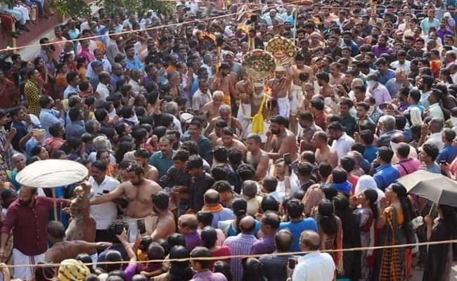 नियमों को दरकिनार कर केरल में आयोजित हुआ अरट्टू पर्व,सोशल मीडिया पर फूटा लोगों का गुस्सा