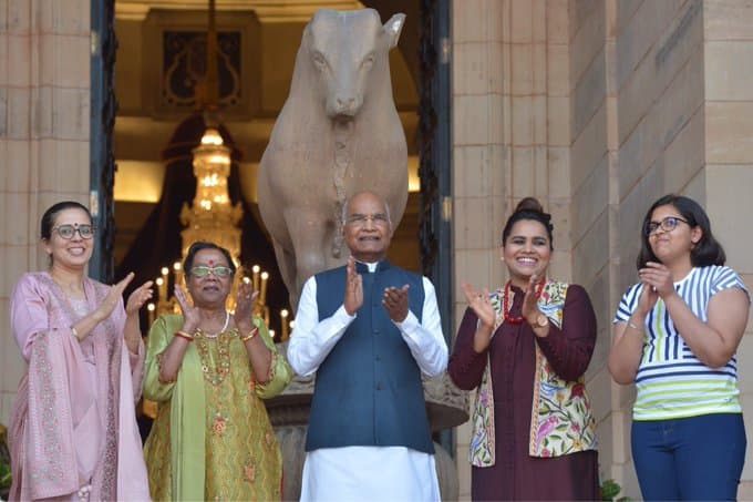 JantaCurfew : कोरोना के खिलाफ जंग, 5 बजते ही ताली-थाली और घंटी से गूंजा देश, PM मोदी ने जताया आभार