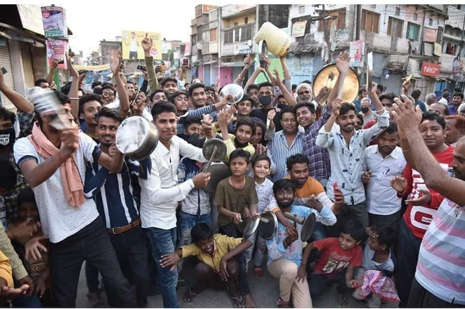 कोरोना की जंग में भारतीयों की सबसे बड़ी चूक! ताली-थाली बजाने सड़कों पर निकला हुजूम