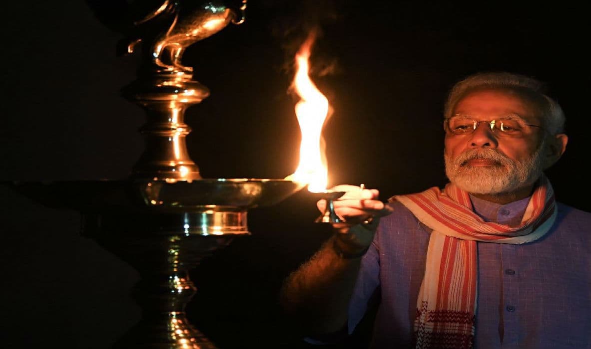 9 PM 9 Minute : ठीक 9 बजे और जल उठे करोड़ों दीये, दीपावली सा दिखा नजारा, कोरोना के खिलाफ एकजुट हुआ देश