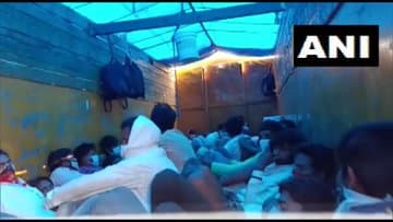COVID-19: लॉकडाउन में घर पहुंचने की जद्दोजहद, दो ट्रकों में भरकर ले जाए जा रहे थे 300 लोग