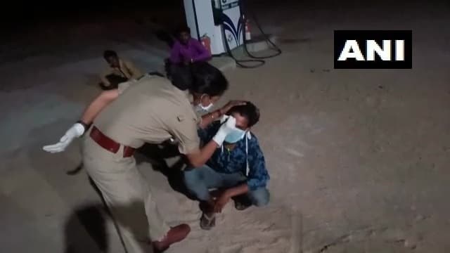 COVID-19 Lockdown: MP में लेडी सब इंस्पेक्टर ने मजदूर के माथे पर लिखा-'........मुझसे दूर रहना', SP बोले- एक्शन लेंगे