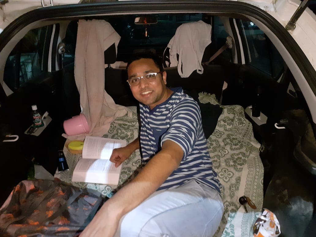 कोरोना से जंगः जानिए उस डॉक्टर को, जिन्होंने कार को ही बनाया बनाया आशियाना