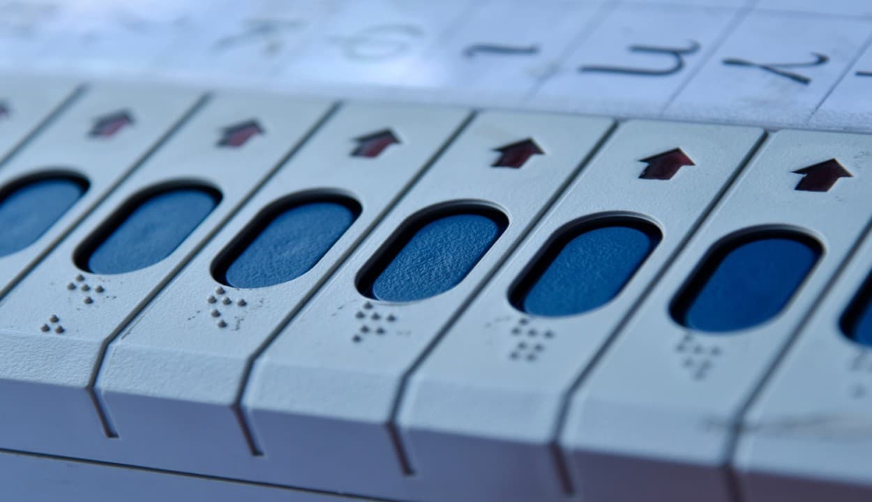 Opinion Poll : तो क्या पुडुचेरी में सत्ता से बाहर रहेगी कांग्रेस और भाजपा लहराएगी परचम, जानिए किसे कितनी मिलेंगी सीटें...?