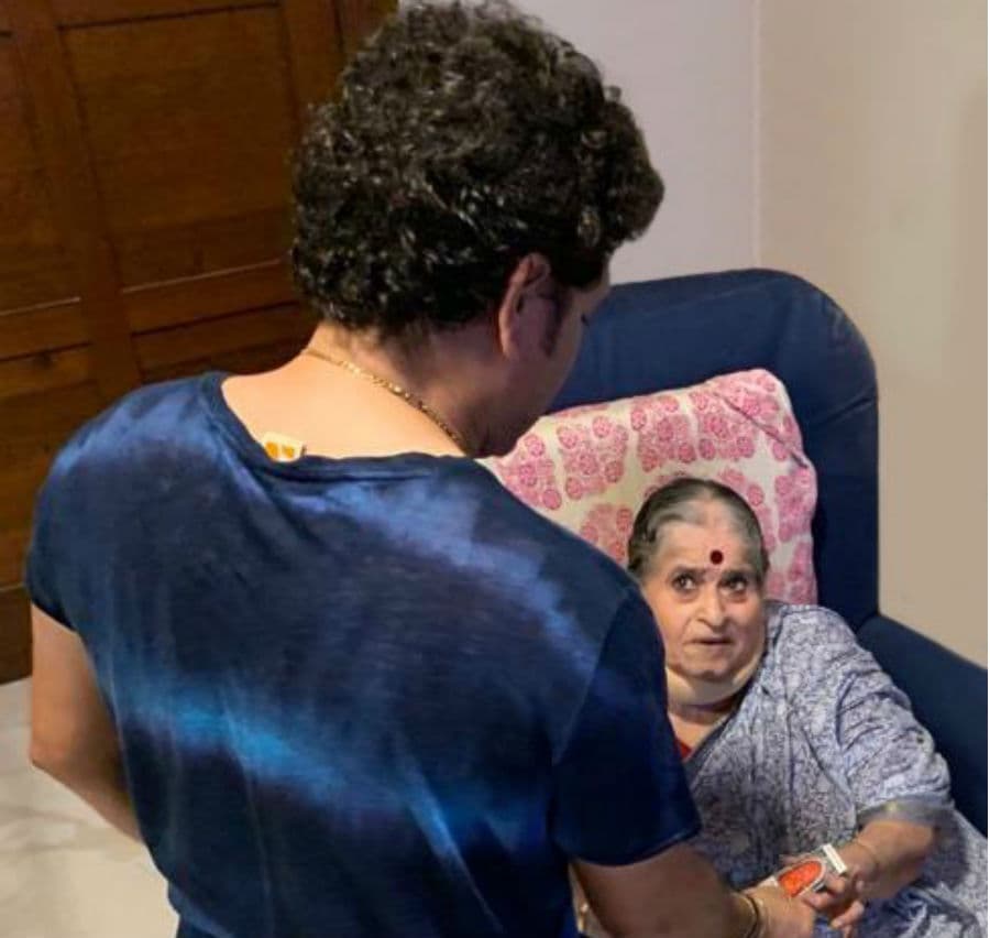 ‘क्रिकेट के भगवान’ सचिन तेंदुलकर ने 47वें जन्मदिन पर मां से लिया आशीर्वाद, ये मिला उपहार