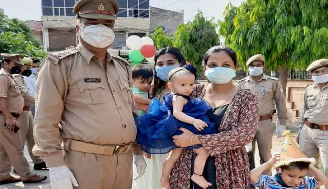 Birthday in lockdown: सीमा पर तैनात फौजी की बिटिया का पहला जन्मदिन मनाने पहुंची पुलिस, शाही अंदाज में कटा केक, ..देखें VIDEO