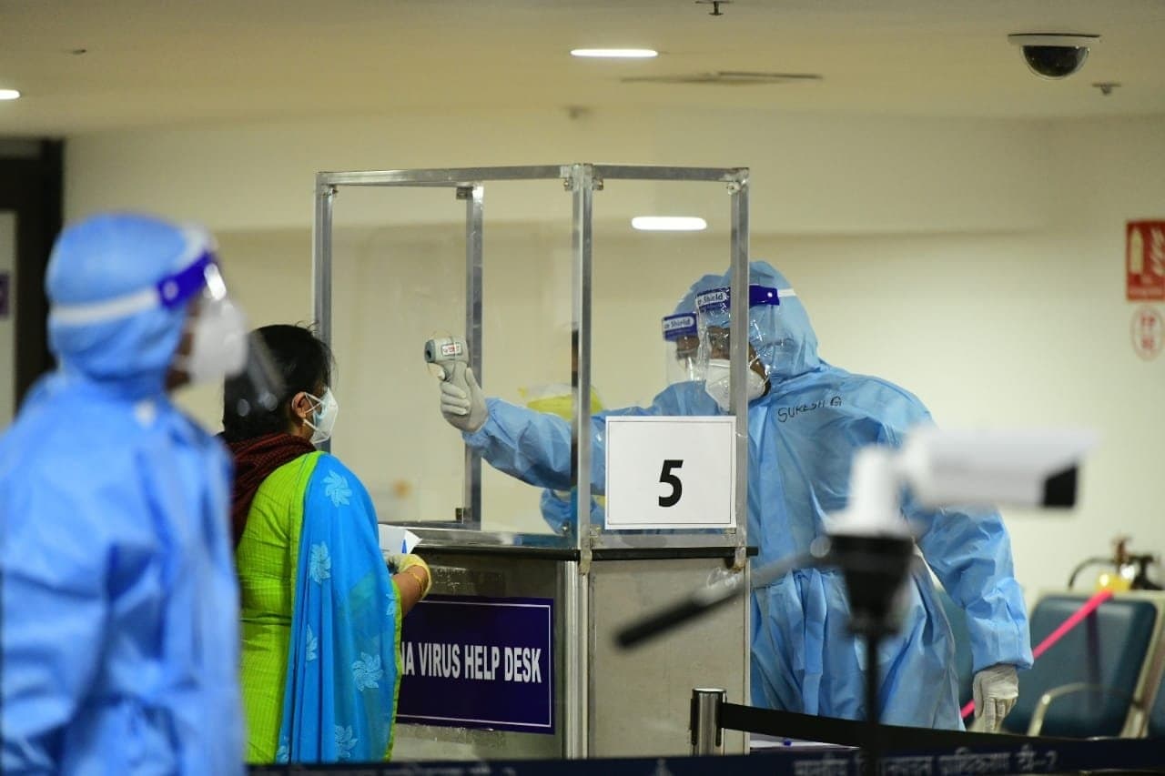 Coronavirus in India Updates: देश में कोरोना की दूसरी लहर का कहर, पंजाब में नाइट कफ्यू, दिल्ली व पुणे से अपने गांव लौट रहे प्रवासी मजदूर