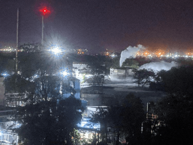 Vizag Gas Leak: देर रात फिर हुआ रिसाव, सहमे लोग, गांव खाली कराये गये Vizag Gas Leak: देर रात फिर हुआ रिसाव, सहमे लोग, गांव खाली कराये गये